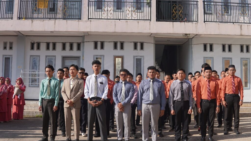 Dewan Guru Pondok Modern Al-Aqsha dalam kegiatan Khutbatul Arsy dan MPLS