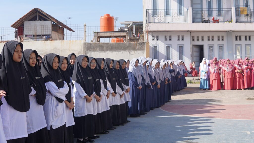 Santriwati Pondok Modern Al-Aqsha dalam Acara Khutbatul Arsy dan MPLS