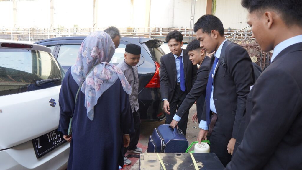 Santri OPPMA Menyambut Kedatangan Santri Baru PM Al-Aqsha
