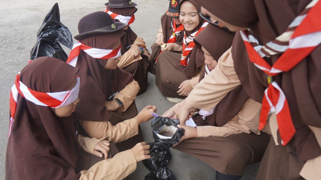 Latihan Indra Perasa dalam Acara Jelajah Alam di Pondok Modern Al-Aqsha