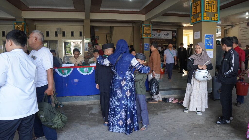 Moment Haru Wali Santri dan Santri dalam Menyambut Kedatangan Santri