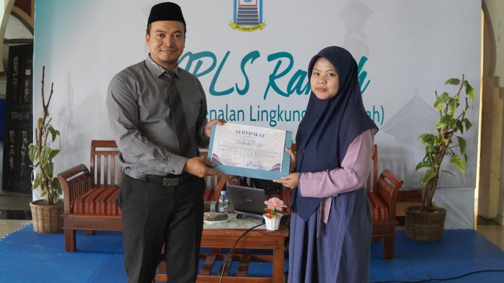 Penyerahan Sertifikat Pemateri SMP, Al-Ustadz Dulhadi dalam Pengenalan Khutbatul Arsy dan MPLS PM-Aqsha.