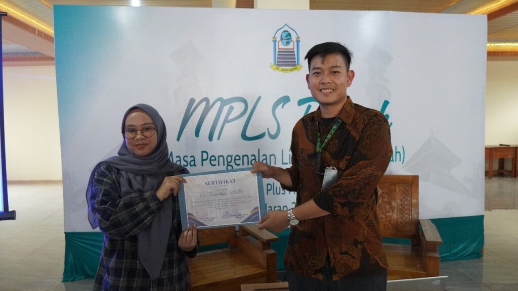 Penyerahan Sertifikat Pemateri SMA, Al-Ustadz Ari Ramadana dalam Pengenalan Khutbatul Arsy dan MPLS SMA Al-Aqsha