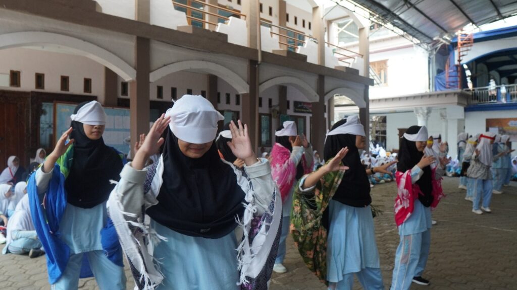 Santriwati Sedang Mengikuti Lomba Porseni di Pondok Modern Al-Aqsha Jatinangor Sumedang