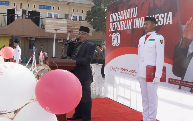 Amanat Pembina Upacara dari Dewan Penasehat PM Al-Aqsha, Al-Ustadz Dono Sukiman, S.Ag (Jas Hitam)