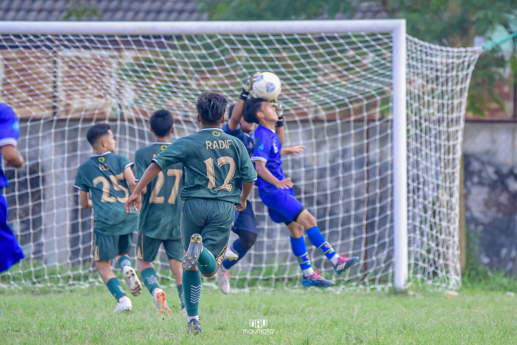 Kiper PM Al-Aqsha Berhasil Menahan Serangan dari SMPN Darmajaya (Biru).