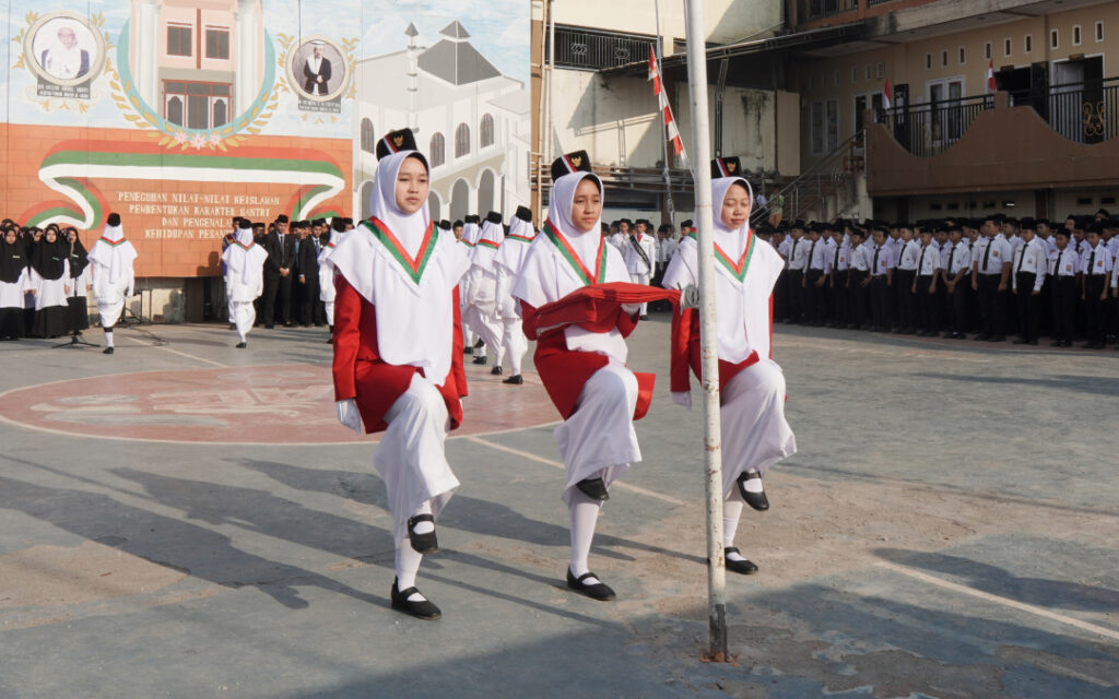 Pengibaran Sang Bendera Merah Putih dalam Rangka Kermerdekaan 17 Agustus