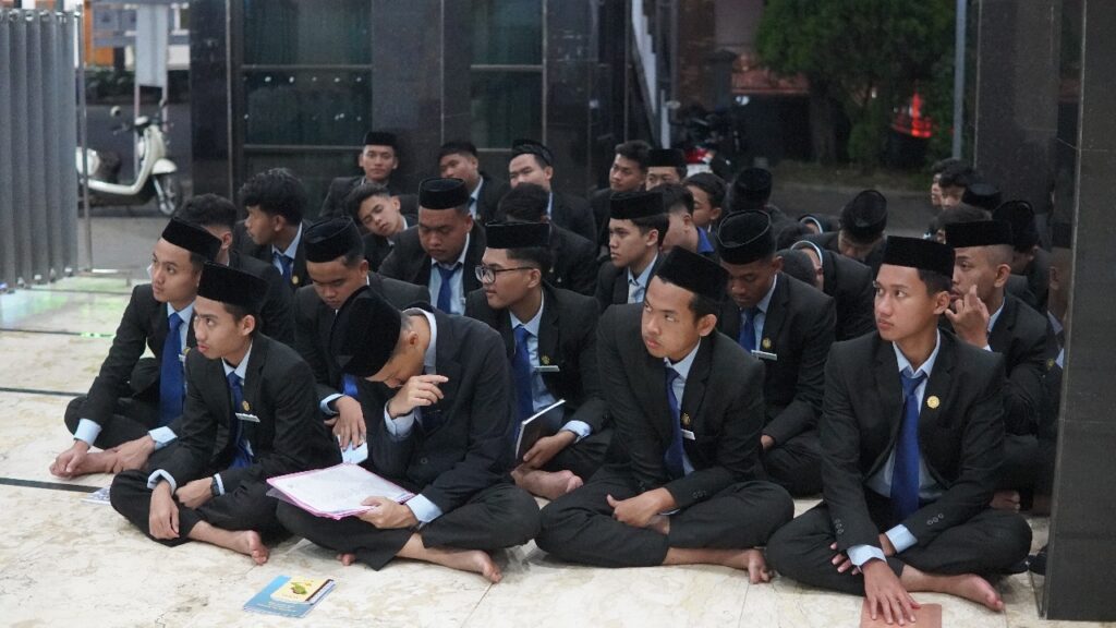 Santri Kelas 6 sedang memerhatikan materi tentang Daurah Lughawiyah PM Al-Aqsha