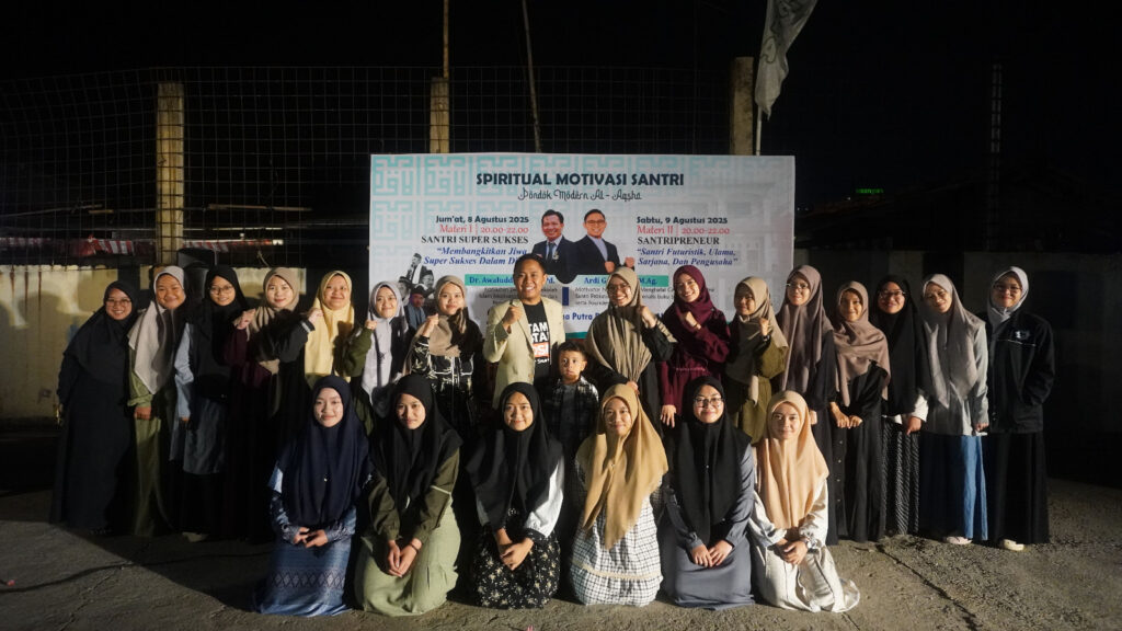 Sesi Perfotoan Bersama Pemateri Seminar Motivasi Spritual Santri, Ardhi Gunawan (Jas Kream) bersama Ustadzah PM Al-Aqsha