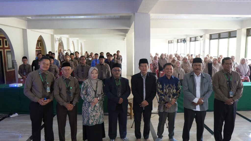 Sesi Perfotoan Bersama dengan Pemateri Seminar Awaludin Faj (Batik Biru) bersama para Civitas PM Al-Aqsha