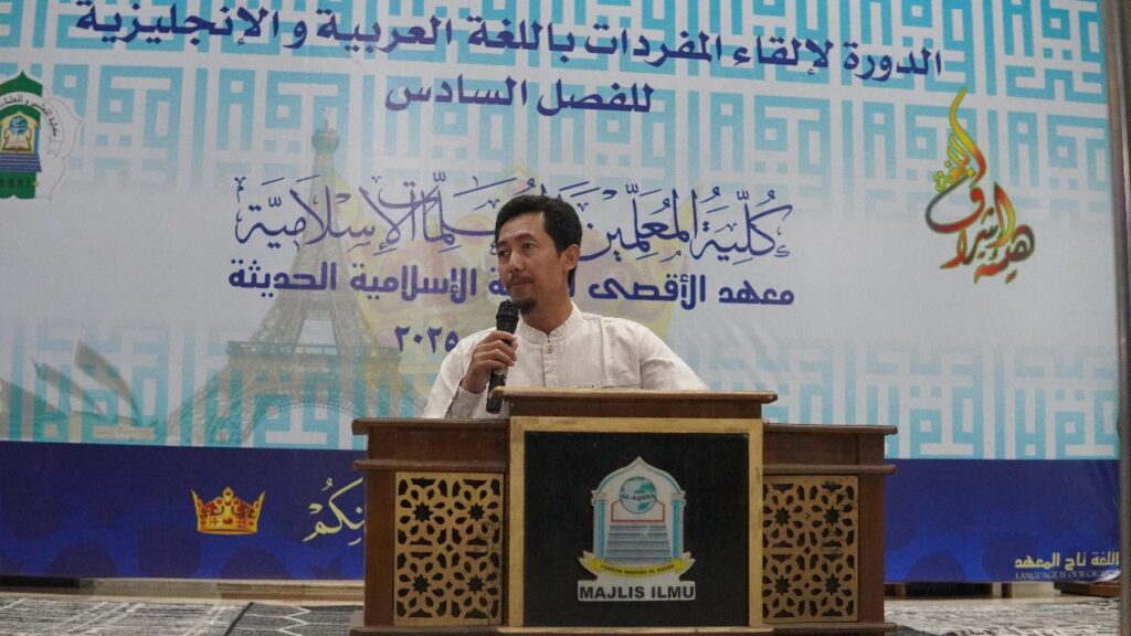 Wakil Ketua KMMI, Al-Ustadz Asep dalam memberikan Arahan tentang Daurah Lughawiyah