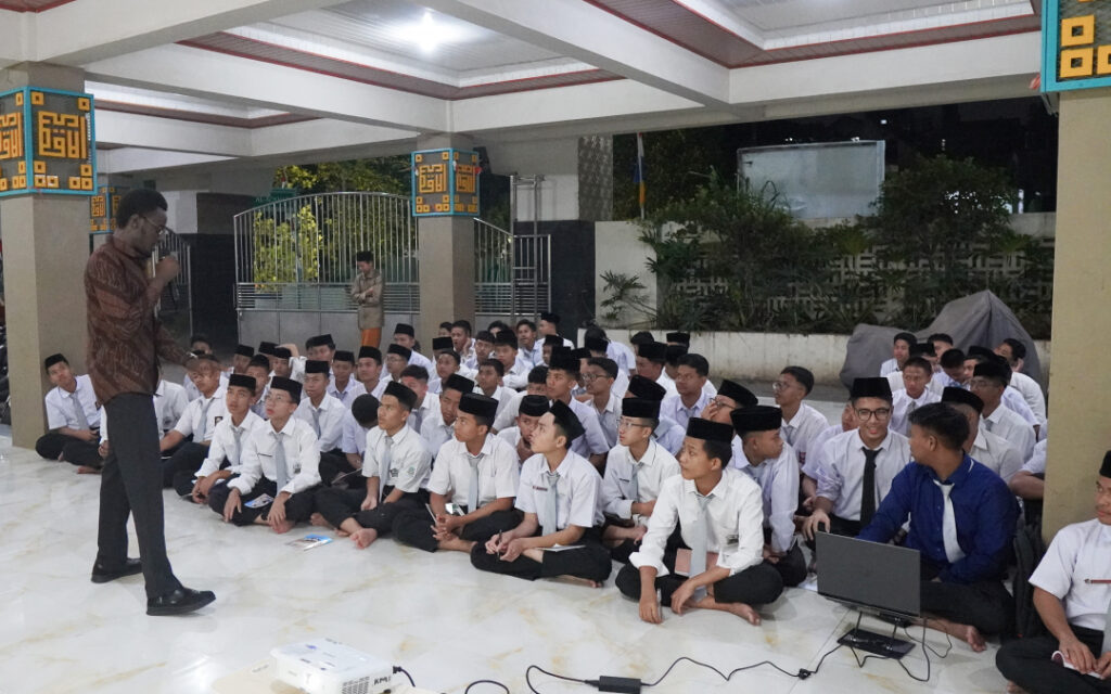 Belajar English Native Speaker bersama Mr.Khamis Selaku Pemateri dari Kampus UIII Depok
