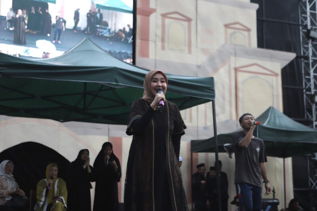 Kolaborasi Gita KDI dan Santri Akhir KMMI dalam Menyanyikan Lagu.