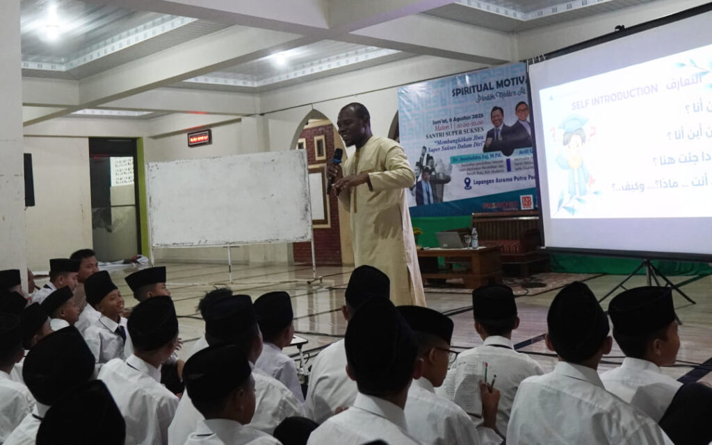 PM Al-Aqsha Menggelar Agenda Pembelajaran Bahasa “Learn English & Arabic With Native Speaker From Nigeria” Jatinangor Sumedang