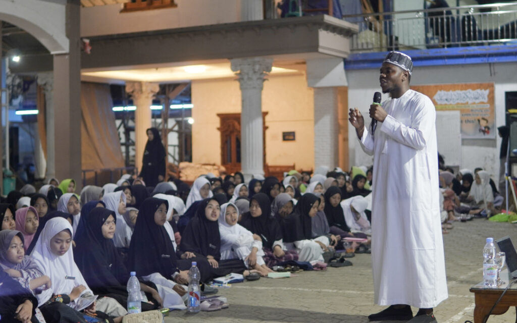Pembelajaran Bahasa Arab-Inggris di kalangan Santri Putri
