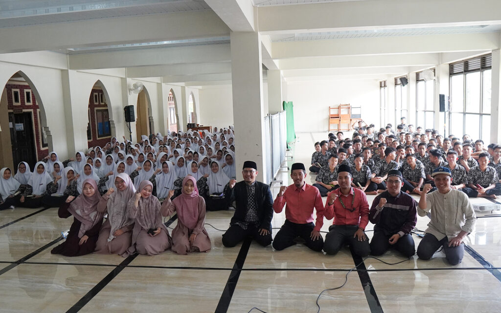Sesi Foto Bersama Dengan Pemateri (Tengah) bersama Asatidz Tahfidz dan Santri SMA Plus Al-Aqsha