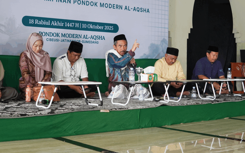 Pesan dan Nasehat Pimpinan PM Al-Aqsha, Kh.Mukhlis Aliyudin (Tengah) dalam Acara Silaturahim Kelas 3