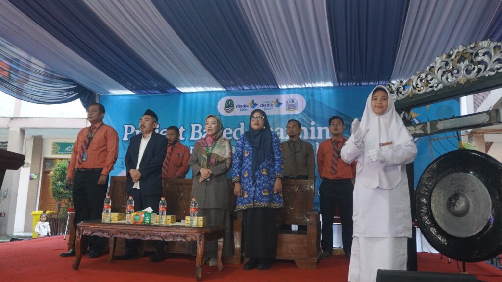 Pimpinan PM Al-Aqsha, Dr.KH Mukhlis Aliyudin ,M.Ag. (Peci Hitam) berpartisipasi dalam agende PJBL