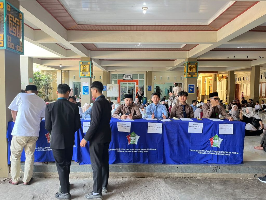 Para Pembimbing Kamar dari Ustadz (di Meja Biru) Sedang Menunggu Santri Baru