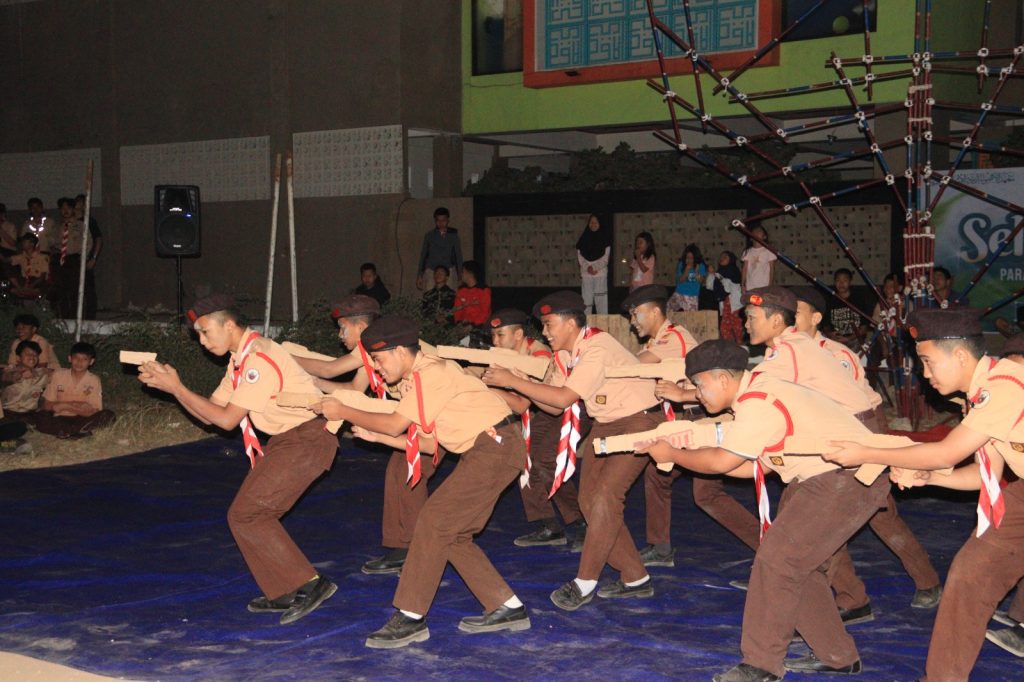 Penampilan Santriwan dalam malam Api Unggun