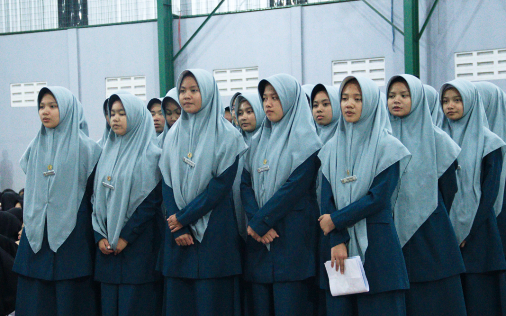 Pengurus Mudabbirah sedang melakukan Ikrar Pengurus Rayon