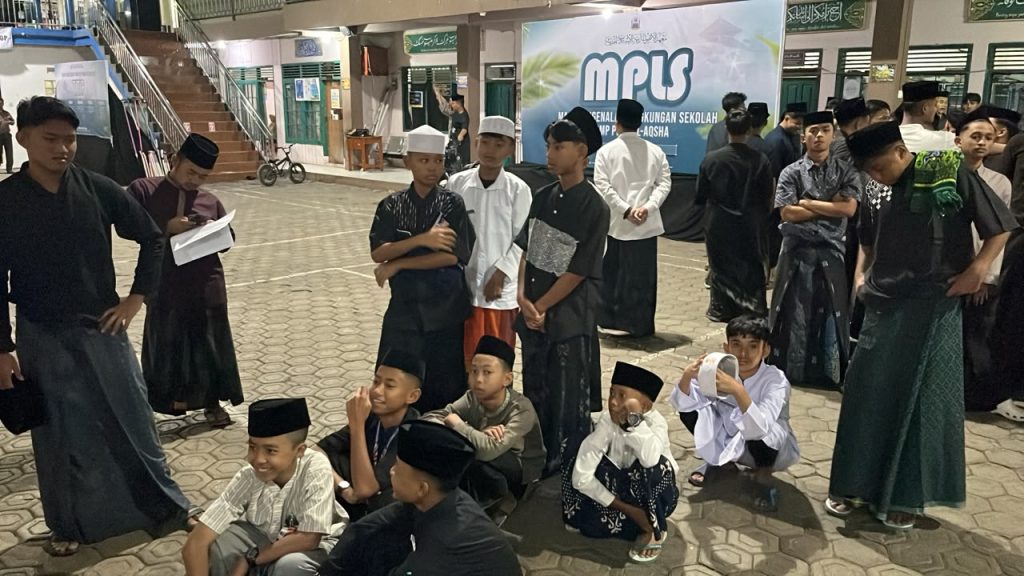 Santri Baru Sedang Beradaptasi Tinggal di Lingkungan Pesantren