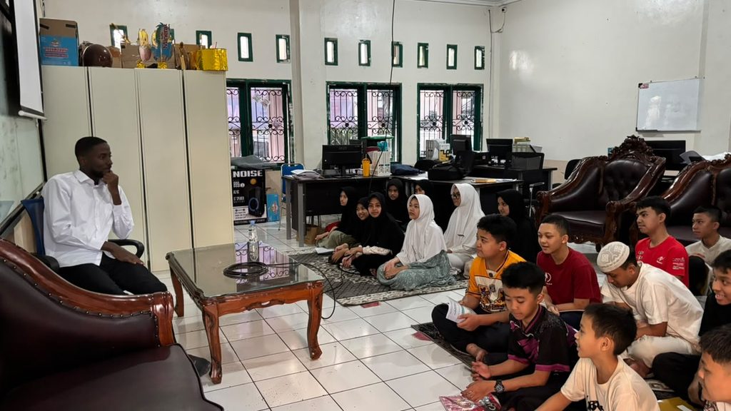 Kegiatan Diskusi Interaktif Berbahasa Inggris dan Arab bersama Santri PM Al-Aqsha