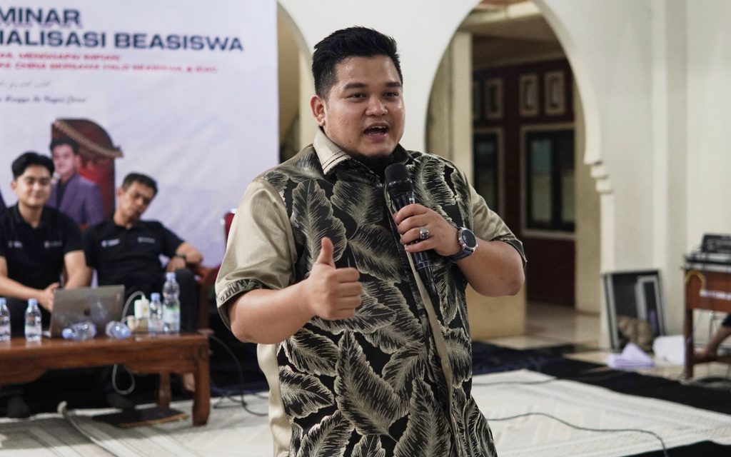 Pemateri Tareq Albana selaku Founder Halo Beasiswa PM Al-Aqsha