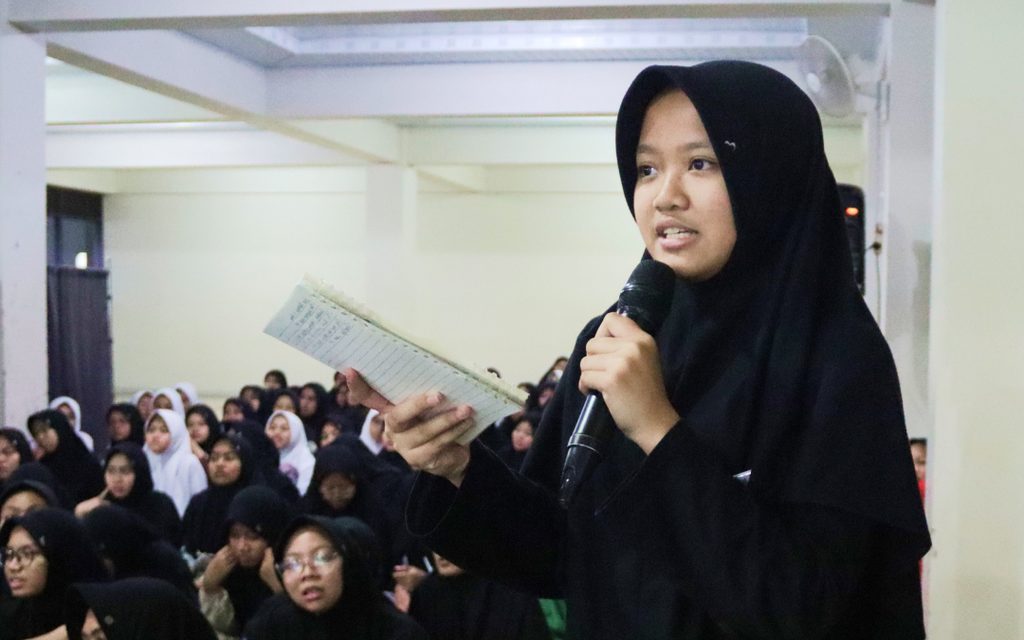 Sesi Diskusi Santriwati PM Al-Aqsha mengenai Beasiswa Ke Luar Negeri China