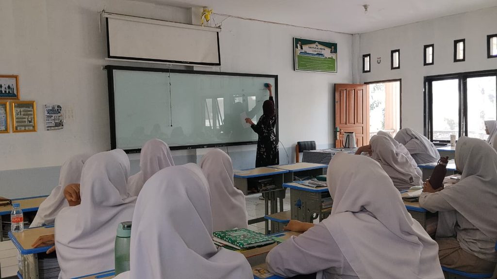 Sesi Pembelajaran Bahasa Arab Inggris di Kelas
